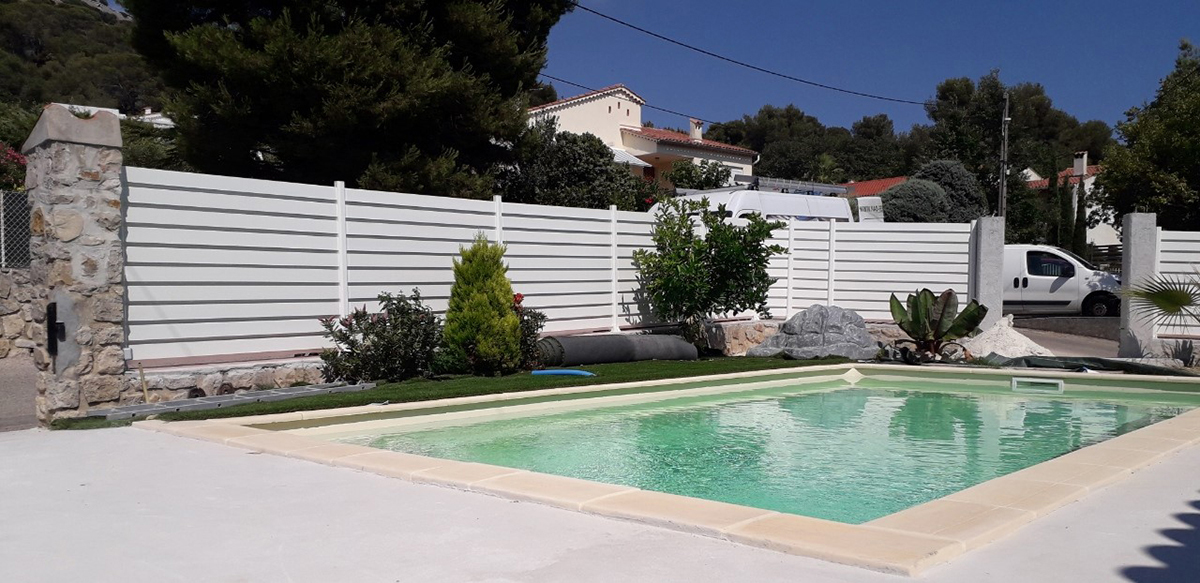 Clôture aluminium noire avec design mixte devant une maison