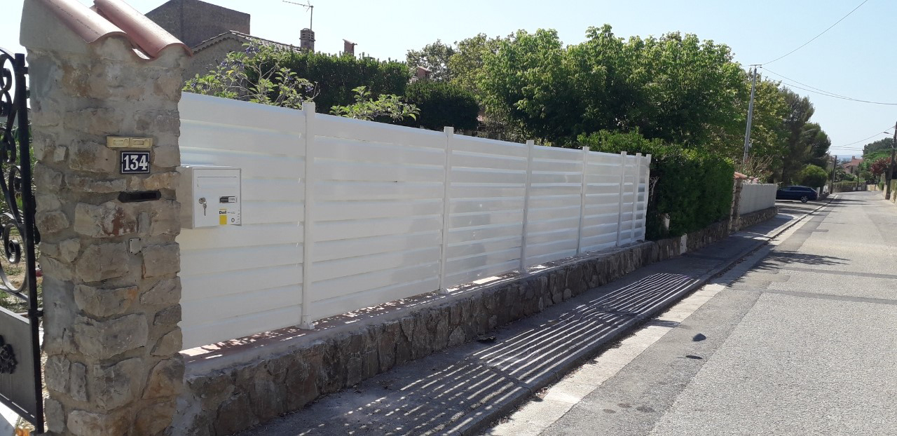 Clôture aluminium gris quartz sur muret paysager