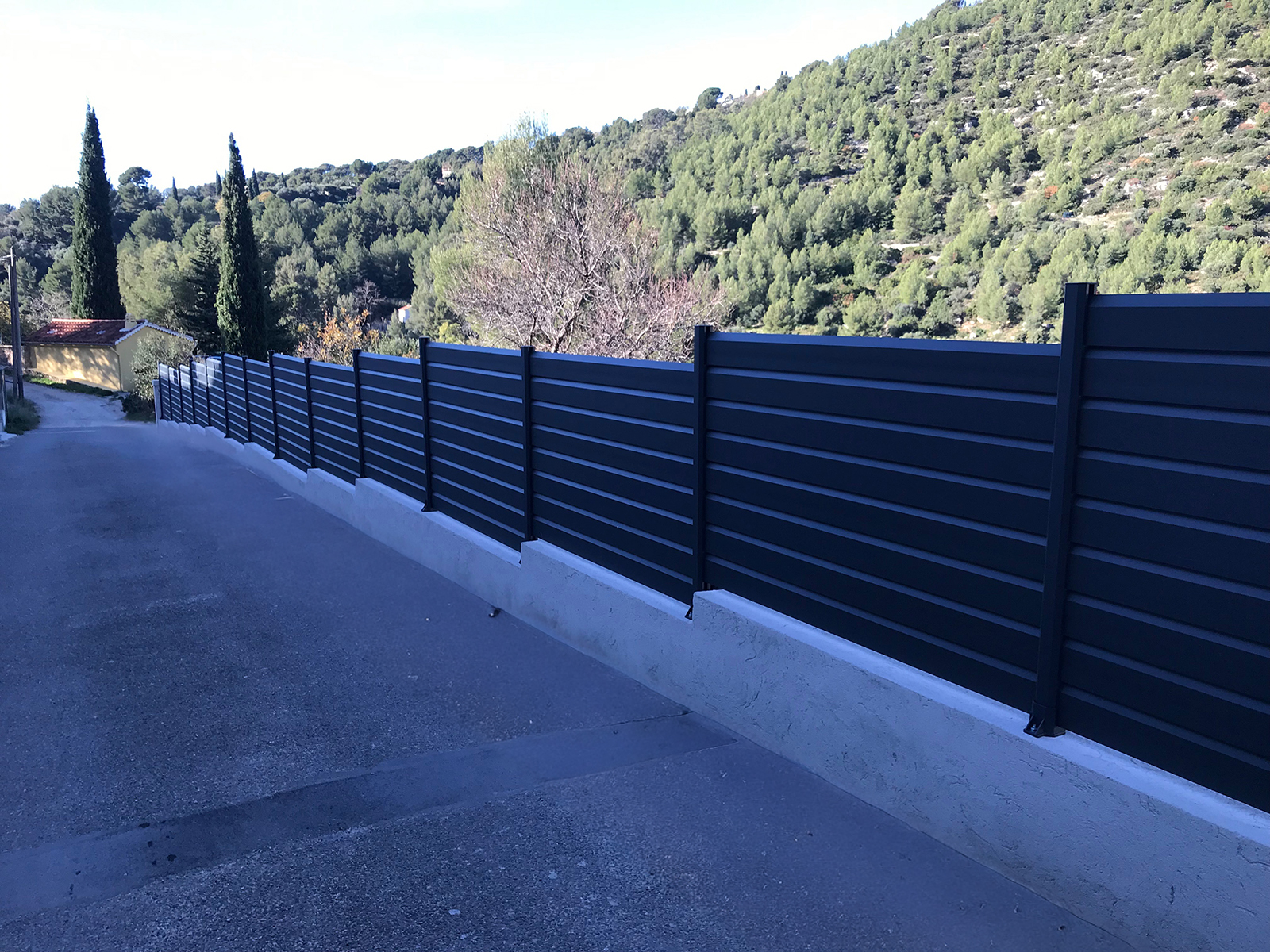 Clôture aluminium gris quartz sur muret paysager
